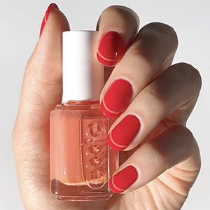 La manicura francesa también ha encontrado su sitio en las uñas bicolor. Con los tonos Peach Daiquiri y Tart Deco de essie tus manos van a ser una explosión de color.