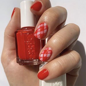 Estas uñas bicolor a modo de mantel de picnic son lo más. Recréalas con los tonos Marshmallow y Russian Red de essie.