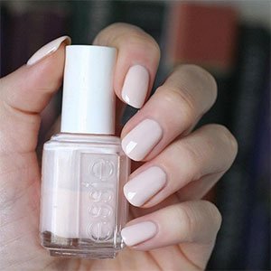 Las uñas blancas con acabado lechoso tienen alternativas como el tono rosado del esmalte Wearing hue de Gel Couture de essie.