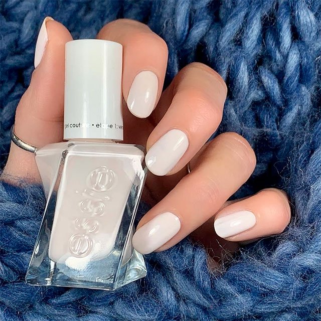 Comprueba el efecto de las milky nails o uñas blancas con acabado lechoso de la mano de los esmaltes de essie.