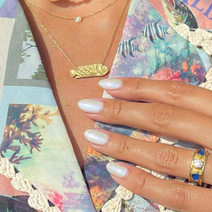 Manicura blanca de tendencia para la nueva temporada | ESSIE