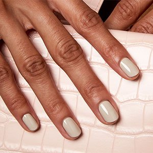 Si tienes las uñas blandas procura llevarlas cortas mientras no se fortalecen para evitar que se rompan con facilidad.