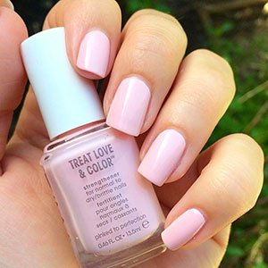 Treat, Love & Color de essie te ayudará a fortalecer las uñas blandas mientras les das color. 