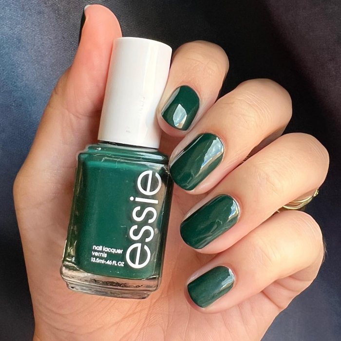 Cómo hacerte las uñas charol en casa | Essie