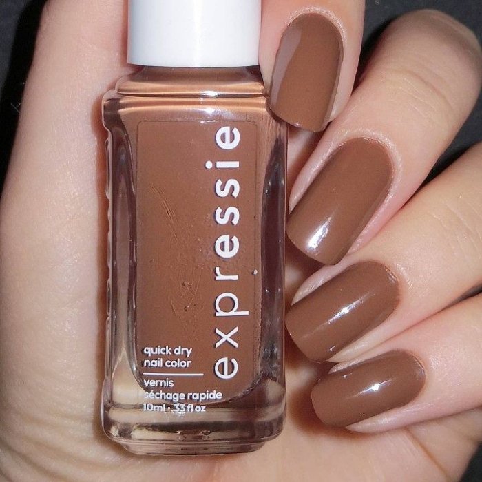 Cómo hacerte las uñas charol en casa | Essie