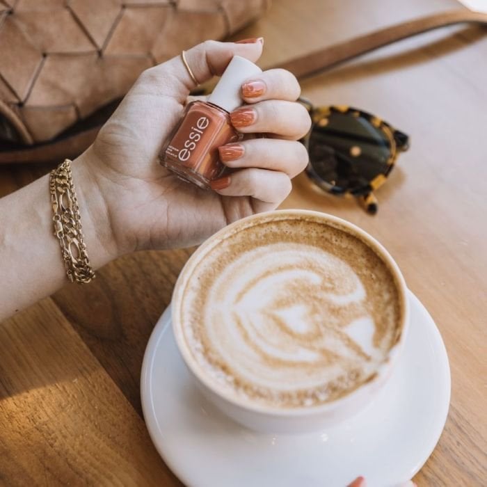 Ideas de manicura con uñas marrones y color café para llevar en invierno | ESSIE