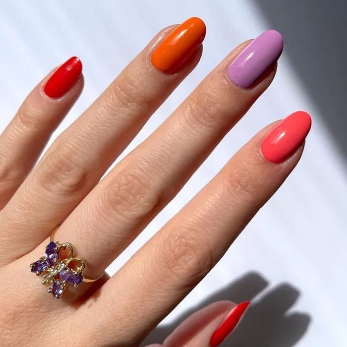 Esta primavera luce las uñas de color morado más trendy