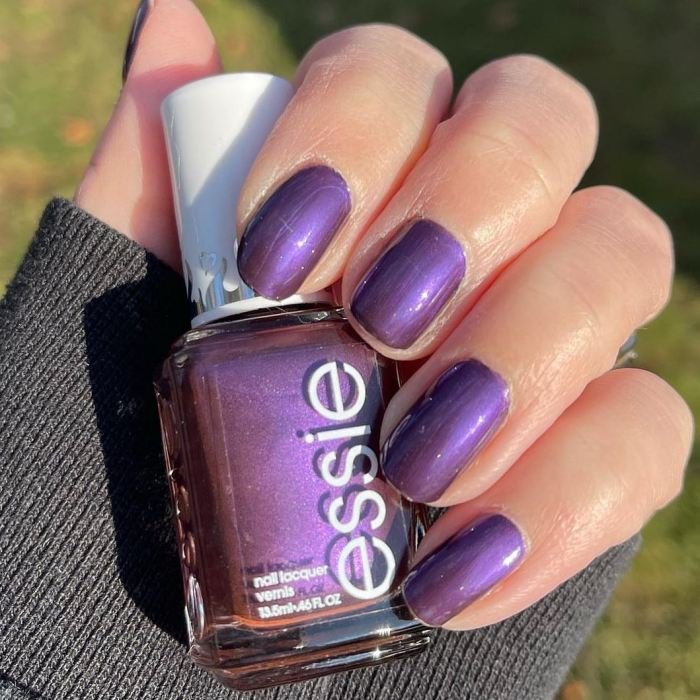 Esta primavera luce las uñas de color morado más trendy