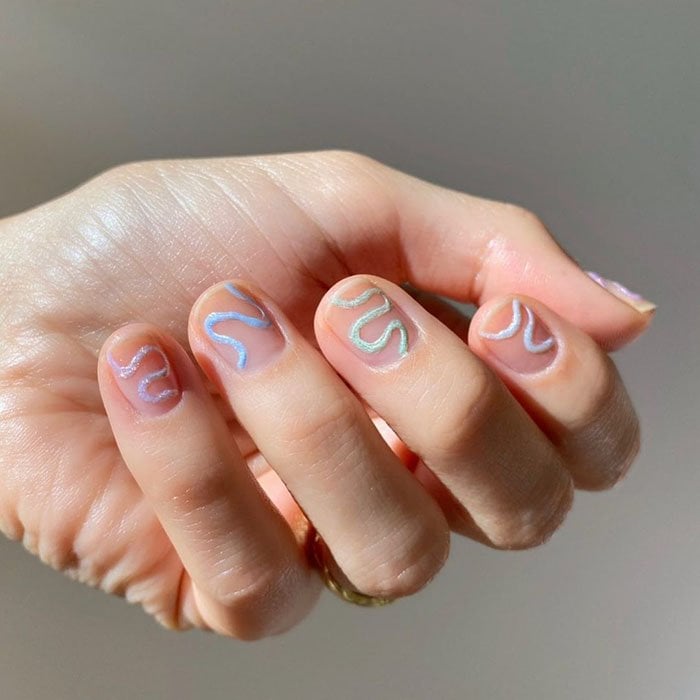 Cómo hacer en casa uñas con ondas de colores | Essie