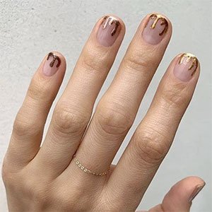 La manicura francesa y las uñas doradas hacen una pareja de 10. Consíguela con el esmalte Mani Thanks de essie.