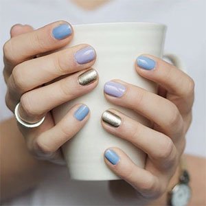 Las uñas doradas también tienen su versión multicolor y nos encanta. El punto gold trabájalo con el esmalte Mani Thanks de essie que es un seguro de elegancia. 