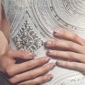 El degradado glitter es un diseño de uñas elegantísimo y de eso no hay duda. Consíguelo con el color de fondo Allure y con el tono plata Gadget Free (ambos de essie, claro).