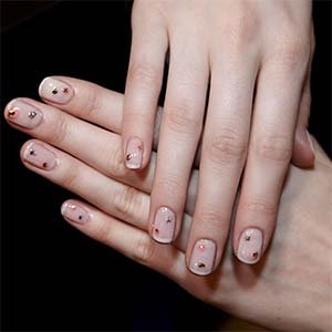 Las manicuras con puntos están muy de moda y también pueden ser un claro exponente de uñas elegantes. Sobre todo si trabajas los círculos con los esmaltes brilli-brilli de essie.