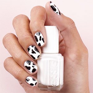 Una buena idea de uñas en casa que puedes hacerte es con estampado de vaca. Apuesta por el tono blanco cremoso y con brillo Wearing Hue? de la gama Gel Couture de Essie y ya tienes la base.
