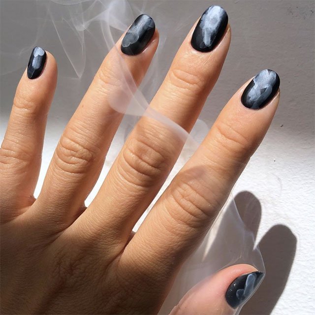 ¿Tienes varias ideas de uñas para Halloween en la cabeza? Materialízalas con la amplísima colección de esmaltes de essie.