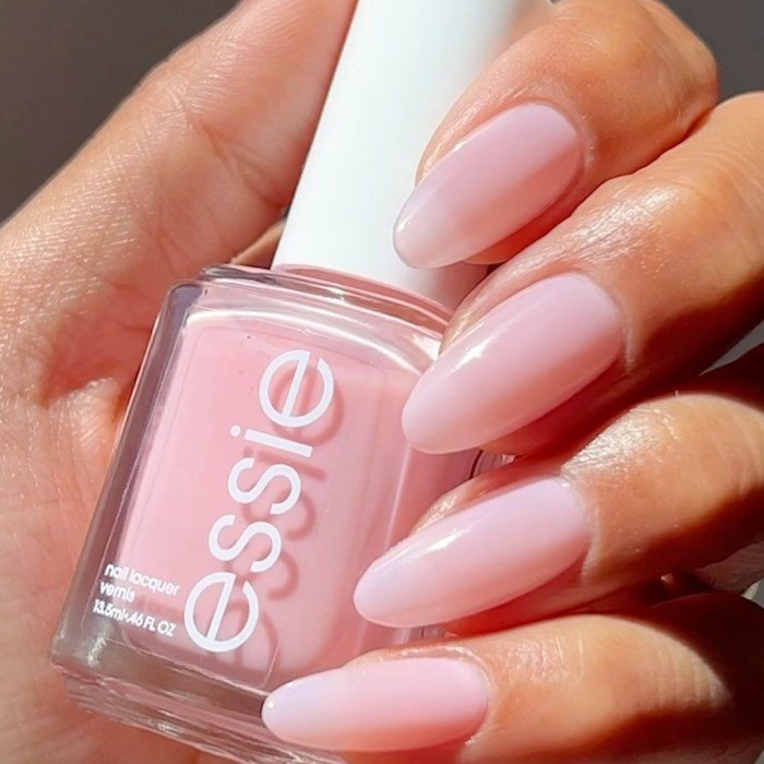 Cómo hacerse las uñas lip oil de moda| Essie