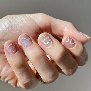 Si tus uñas multicolor con dibujos arty las trabajas con esmaltes con reflejo o con purpurina de la talla de Pearly White o Birthday Girl de essie, nosotras desde luego que nos morimos de la emoción.