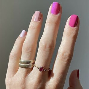 Las uñas multicolor trabajadas todas dentro de la misma gama cromática puede que sean el ejemplo más elegante de toda la tendencia. Si apuestas por los tonos rosados de essie, el punto smart lo tendrás asegurado. ¿Qué te parece si como tono más clarito optaras por el mitiquísimo Mademoiselle de essie? 