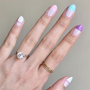 Borda las uñas multicolor en clave pastel y francesas con los esmaltes pastel que más te gusten de essie y con un pincel extrafino que en esta manicura es imprescindible. ¡Arriesga y gana porque no es difícil!