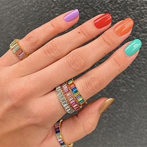 Las uñas skittle son la manicura multicolor más auténtica. Háztelas seleccionando los colores que  más te llamen de la amplísima colección de esmaltes de essie. ¡Crea contrastes y no te cortes!