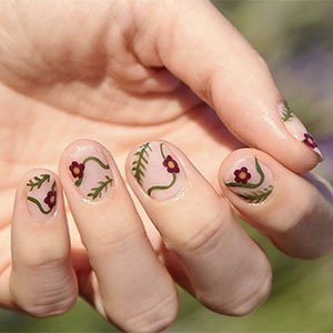 Te proponemos unas uñas navideñas elegantes, originales y diferentes. ¿Qué tal con flores? Con la amplísima colección de esmaltes de essie no te faltarán colores donde elegir.
