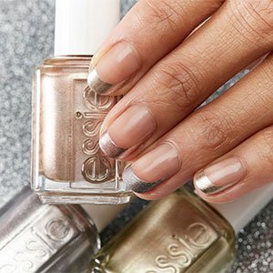 Una apuesta segura para conseguir unas uñas navideñas elegantes es hacerte una manicura francesa enmarcada. Si eliges los tonos dorado y plateado Penny Talk y Gadget Free de essie, ¡la vas a clavar!