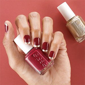 La manicura francesa no podía faltar como ejemplo de uñas navideñas elegantes. Bórdala con los esmaltes Maki me happy y Penny Talk de essie. ¿Hay algo más navideño que el rojo y el dorado juntos?