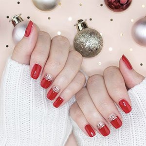 ¡Uñas navideñas elegantes marchando! Y es que el rojo nunca falla. Hazte con el esmalte Really Red de essie y el resto será coser y cantar.