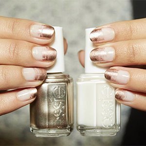 Estas uñas navideñas elegantes sí que son festivas. ¡Pegan hasta con el champán! Replícalas con los esmaltes Pearly White y Penny Talk de essie. Brillo mires por donde mires.