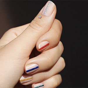 ¿Quieres unas uñas navideñas elegantes y minimal? ¡A nosotras nos encantan! Consíguelas con los tonos más brilli-brilli de la amplísima colección de esmaltes de essie.