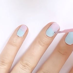 El penúltimo paso de tus uñas ombré necesita de mucha concentración. Escurre bien el pincel y difumina la parte en que se unen ambos colores para conseguir un acabado lo más natural posible.