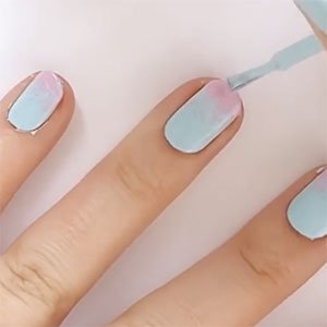 Comienza el degradado de tus uñas ombré aplicando el segundo color. El azul Take the lead queda genial con el rosa Full Swing, ambos de essie.