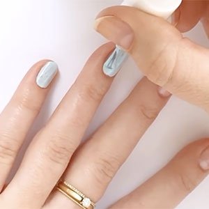 Elige un fondo liso de color. ¿Te gusta el color azul clarito Take the lead de essie? 