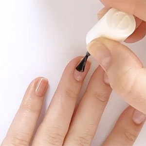 El primer paso de las uñas ombré es aplicar una base para proteger las uñas y aumentar la duración del color. ¿Qué tal si pruebas Strong Start de essie?