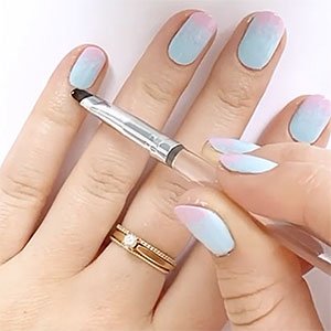 Sella con un top coat y limpia tus uñas ombré para conseguir un acabado perfecto. 