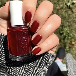 Viste tus uñas en otoño con el poderío del esmalte Bordeaux de essie, un rojo burdeos intenso y duradero.  