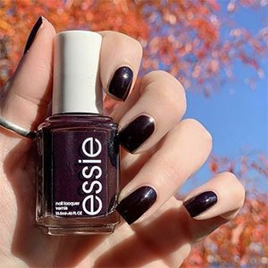 Deja huella pintando tus uñas en otoño con el esmalte Wicked de essie, un color a medio camino entre el rojo y el marrón oscuro.  
