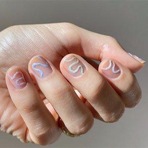 Con los tonos metálicos de essie serás capaz de recrear una manicura minimalista de infarto y conseguir una de las uñas de primavera-verano 2021 más de moda ahora mismo.