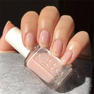 Lleva las uñas rosas en su versión más natural aplicándote solo una capa del icónico Mademoiselle de essie.