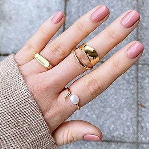 Si acompañas unas uñas rosas con bisutería minimal tendrás un look de 10. ¿Qué tal probar con dos capas del esmalte Second hand first love de expressie?