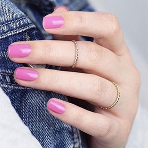 ¿Acaso las uñas rosas siempre tienen que ser sinónimo de discreción? Da un golpe encima de la mesa con el esmalte Lovie Dovie de essie. 