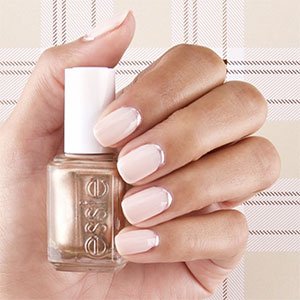 Las uñas rosas y la manicura francesas son como primas hermanas. ¿Qué tal si le damos un twist a esta última y la hacemos invertida? Con los tonos Mademoiselle y Mani Thanks de essie será coser y cantar.
