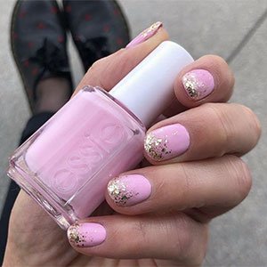 Las uñas rosas también se sueltan la melena de vez en cuando. Un ejemplo lo tienes en esta manicura ombré construida de la mano de los tonos Bodice Goddess y Penny Talk de essie.