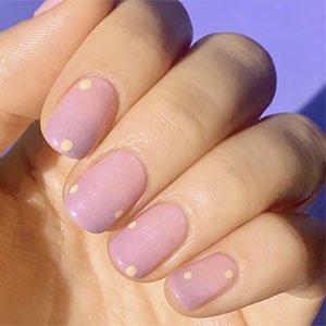 Si todavía pensabas que las uñas rosas eran aburridas, flipa con esta versión con puntos. Toma como base el esmalte In the time zone de expressie y el color de los lunares lo dejamos a tu gusto.1