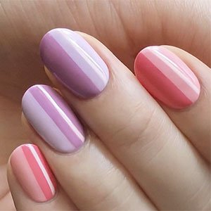 ¿Te habías imaginado alguna vez unas uñas rosas a rayas? Pues lo mismo te convencen… Diséñalas a capas con los esmaltes In the time zone, Second hand first love y Blanc de essie. ¡Es más fácil de lo que parece!