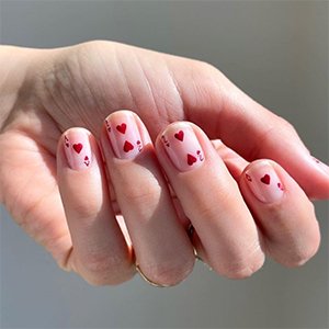 Estas uñas de San Valentín formato baraja de cartas nos han conquistado. Con una capa de base como Strong Start y el esmalte Maki me happy de essie podrías hacer que cobren vida literal.