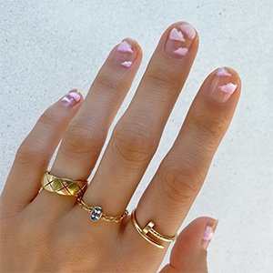 Las uñas de San Valentín no siempre tienen que ser rojas, también pueden ser nubes rosadas como estas creadas con los esmaltes Blanc, Fiji y Romper Room de essie.