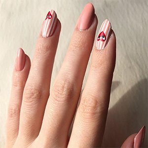 Tus uñas de San Valentín también pueden ser estampadas y superdivertidas. Los esmaltes Eternal Optimist, Blanc, Forever Yummy y Licorice de essie serán tus aliados totales.