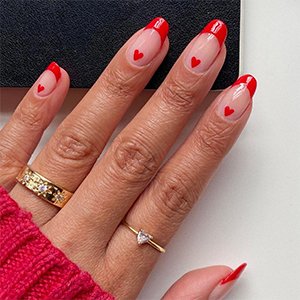 Esta manicura francesa con corazones incluidos nos parece una propuesta de uñas de San Valentín éxito total. Que no se te escape con el esmalte Forever Yummy de essie.