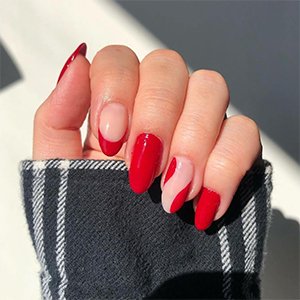 Para recrear estas uñas de San Valentín en formato psicodélico solo necesitas una capa de la base Strong Start y un color lleno de pasión como el rojo Forever Yummy de essie.